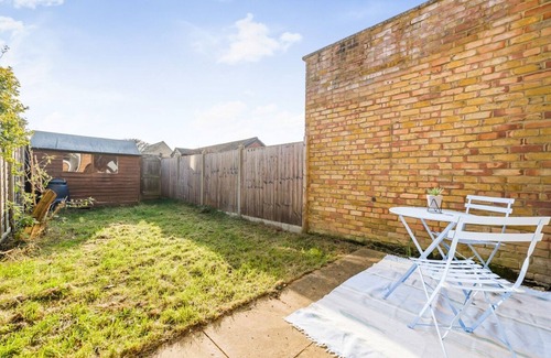 Hersham House | Pass the Keys | The Perfect Surrey Hersham Hideaway - 1 Bed Home with study and garden