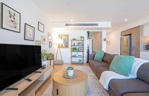 Hobart Central Business District Apartment | Patrick Calm Easy Living near Dining and Hobart CBD