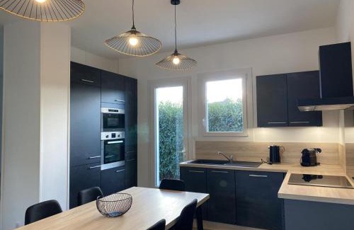 Brout-Vernet House | Pavillon rénové avec jardin arboré, proche centre-ville, véranda, parking, wifi, idéal familles - FR-1-489-417
