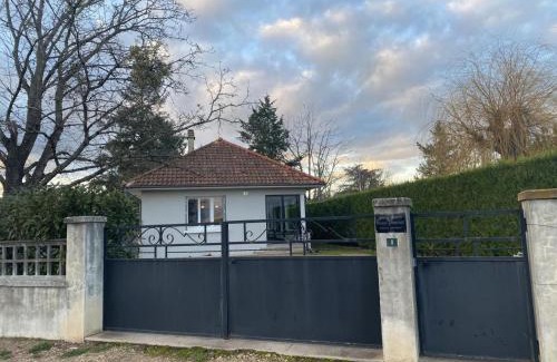 Brout-Vernet House | Pavillon rénové avec jardin arboré, proche centre-ville, véranda, parking, wifi, idéal familles - FR-1-489-417