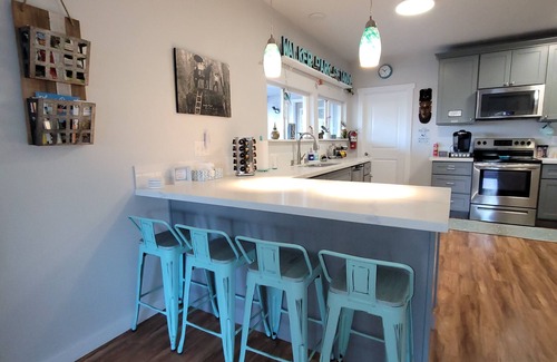 Shelton House | Peaceful 2+ Bedroom House, Salt Water Peekaboo Views, WiFi, A/C & near the Park.