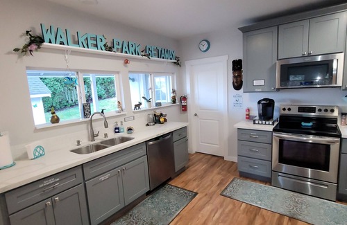 Shelton House | Peaceful 2+ Bedroom House, Salt Water Peekaboo Views, WiFi, A/C & near the Park.