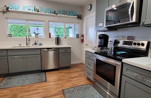 Shelton House | Peaceful 2+ Bedroom House, Salt Water Peekaboo Views, WiFi, A/C & near the Park.
