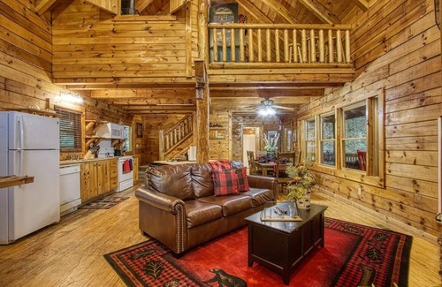 Gatlinburg - Pigeon Forge Cabin | Peaceful 3BD Cabin in the Woods! Pool Table+Arcade