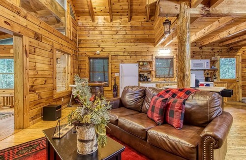 Gatlinburg - Pigeon Forge Cabin | Peaceful 3BD Cabin in the Woods! Pool Table+Arcade