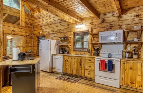 Gatlinburg - Pigeon Forge Cabin | Peaceful 3BD Cabin in the Woods! Pool Table+Arcade