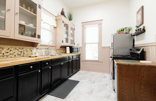 Hillsboro House | Peaceful and centrally located 2-bedroom house with AC and WiFi in Hillsboro