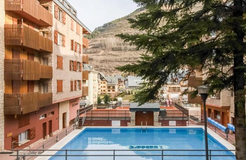 Vielha Apartment | Peaceful Apartment in Vielha with Swimming Pool