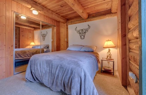 Lime Kiln Cabin | Peaceful Cabin on the River w/ hot tub & WiFi
