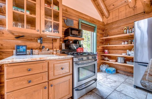 Lime Kiln Cabin | Peaceful Cabin on the River w/ hot tub & WiFi
