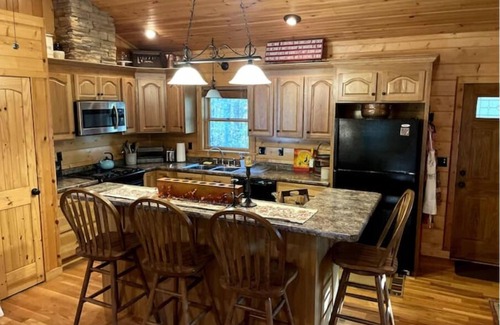 Altamont House | Peaceful Cabin: Trails, Winery, Fire-pit & 12 Acr