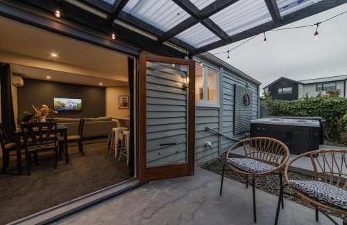 Christchurch House | Peaceful City Cottage & Hot Tub