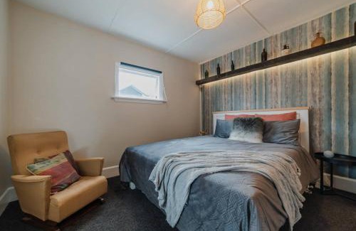 Christchurch House | Peaceful City Cottage & Hot Tub