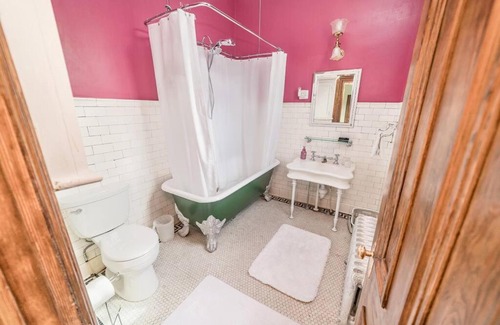 Daniels Hill Apartment | Peaceful Easy Feelings - King Sized Bed - Sleeps 2