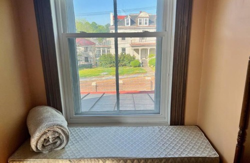 Daniels Hill Apartment | Peaceful Easy Feelings - King Sized Bed - Sleeps 2