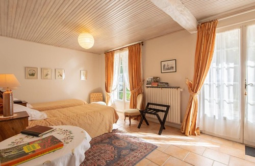 Saint-Benoit-sur-Loire Bed & Breakfast | Peaceful B&B with flower garden and farm meals, pets allowed