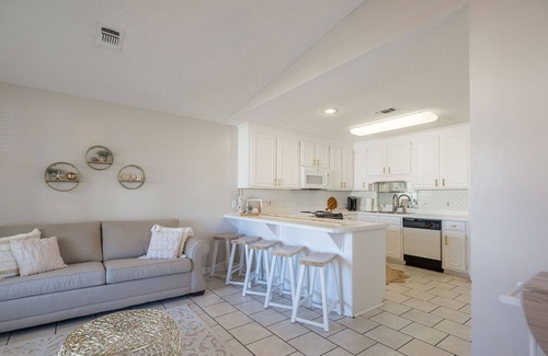 Summer Breeze Condo | Peaceful Gated Resort-4 Min Walk To Beach! Snowbirds Welcome!