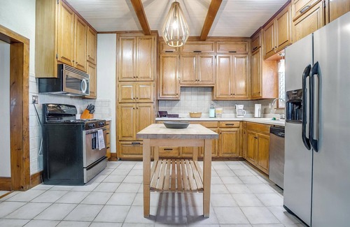 Granbury Cabin | Peaceful Lakehouse with additional cabana sleeps 10, kayaks & huge dock.