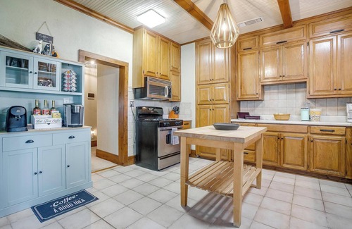 Granbury Cabin | Peaceful Lakehouse with additional cabana sleeps 10, kayaks & huge dock.