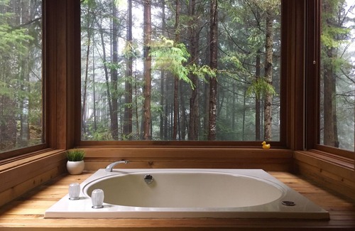Salt Spring Island House | Peaceful oasis in the trees with Jacuzzi