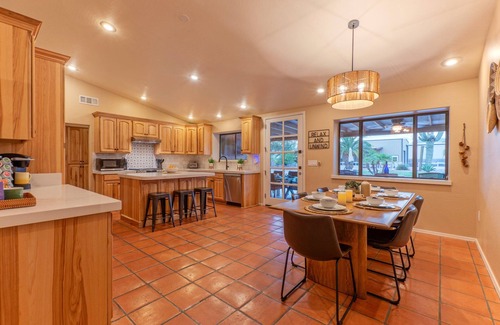 East Mesa House | PEACEFUL: One Story, 1 Acre Lot, Htd POOL, Fire Pit, Cornhole, 3 Bikes, TVs All BRs, RV Parking