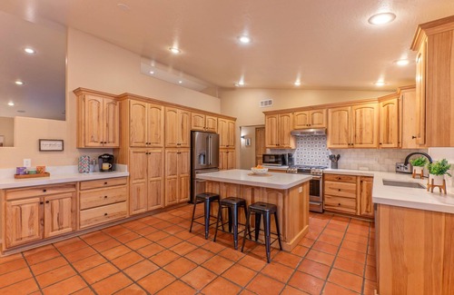 East Mesa House | PEACEFUL: One Story, 1 Acre Lot, Htd POOL, Fire Pit, Cornhole, 3 Bikes, TVs All BRs, RV Parking