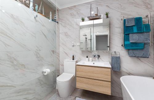 Semaphore Apartment | Peaceful Retreat Steps from Semaphore Beach