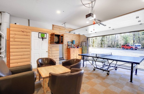 Rhododendron Cottage | Peaceful Rhododendron Cabin w/Fire Pit & Hot Tub!
