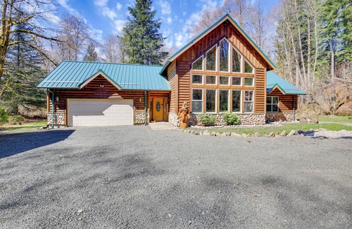 Rhododendron Cottage | Peaceful Rhododendron Cabin w/Fire Pit & Hot Tub!