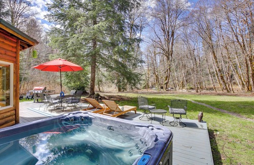 Rhododendron Cottage | Peaceful Rhododendron Cabin w/Fire Pit & Hot Tub!