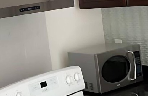 Arbutus Ridge House | Peaceful room with Kitchen, Washing Machine and Internet near Beach, Broadway,DT
