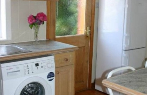 Prestwick Cottage | Peaceful Secluded Garden Cottage is near to beach, rail, bus and bustley town.