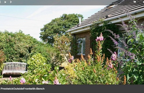 Prestwick Cottage | Peaceful Secluded Garden Cottage is near to beach, rail, bus and bustley town.