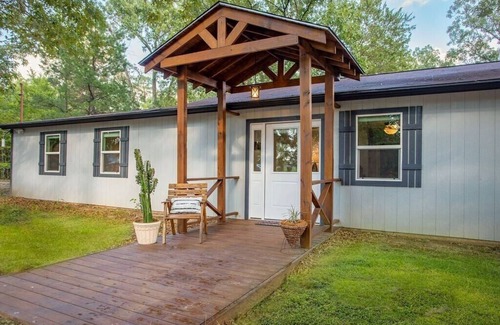 Wood County Cottage | Peaceful well appointed large two bedroom country cottage