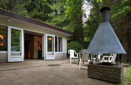 Dilsen-Stokkem Ski Chalet | Peacefully chalet in Lanklaar with garden