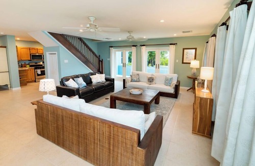 Bodden Town House | Pease Bay Manor is a secluded villa on a private beach - call Cayman Villas