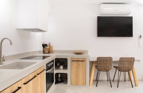 Vathianos Kampos Apartment | Pebble, an Idyllic Seaside Suite by NirouSuites