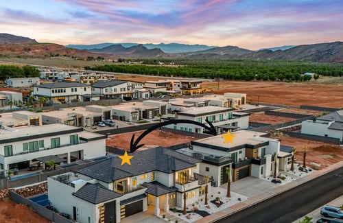 Hurricane House | Pecan Valley Retreat Sleeps 58| 2 Private Pools & Pickleball Courts