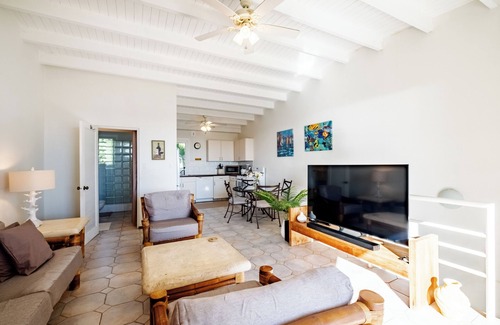 Pelican Key Apartment | Pelican 2 bedr ocean view apt - shared pool