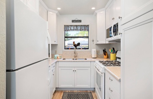 Park Hill House | Pelican Cottage Charming & Cozy Cambria beach home, 10 to15 walk Moonstone Beach