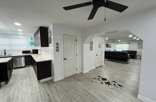 Palacios House | Pelican Place-lit dock, crab cages, W/D, 5 TVs, gameroom, fully stocked kitchen