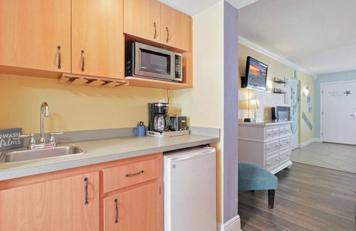 Clearwater Beach Condo | Pelican Pointe 414:Walk to Beach~Pool~Free Parking