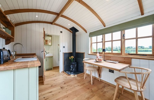 Rye Cabin | Pelsham View - sleeps 2 guests in 1 bedroom