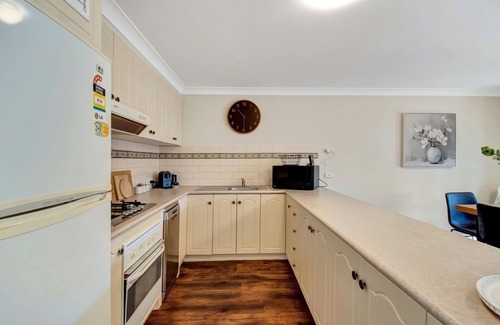 Wagga Wagga House | Pembroke - CBD, Elegant & Character Filled Stay
