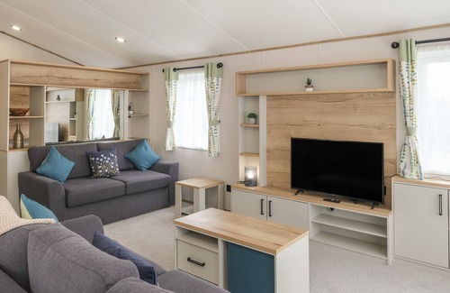 Fowey Cabin | PENMARLAM LODGE RETREAT 8, pet friendly, with a garden in Bodinnick