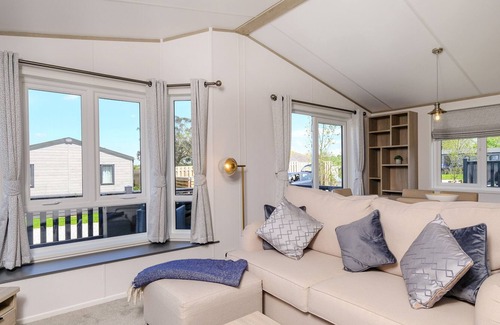 Fowey Cabin | PENMARLAM LODGE RETREAT 10, pet friendly, with a garden in Bodinnick