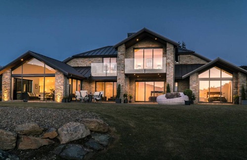 Wanaka House | Penrith Point · Large family home with direct lake access.