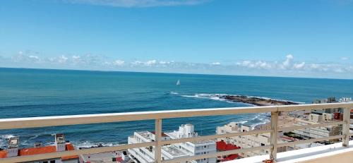 Punta del Este Apartment | Penthouse Céntrico con Vista al Mar, Parrilla Privada y Terraza Espaciosa