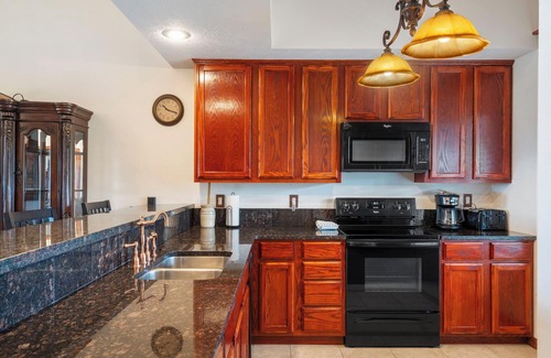 Table Rock Condo | Penthouse Condo with Stunning Lake View and Sunroom - The Majestic at Table Rock