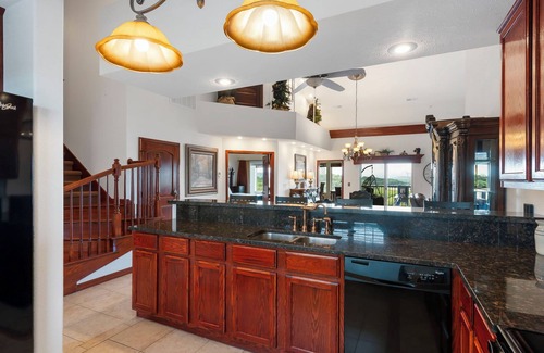 Table Rock Condo | Penthouse Condo with Stunning Lake View and Sunroom - The Majestic at Table Rock